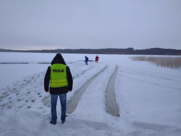 Kierowca wjechał samochodem na jezioro. Lód się załamał. Akcja policji