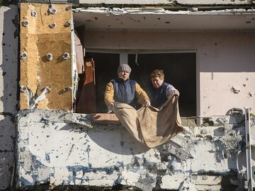 Kijów, dwie kobiety w zbombardowanym bloku