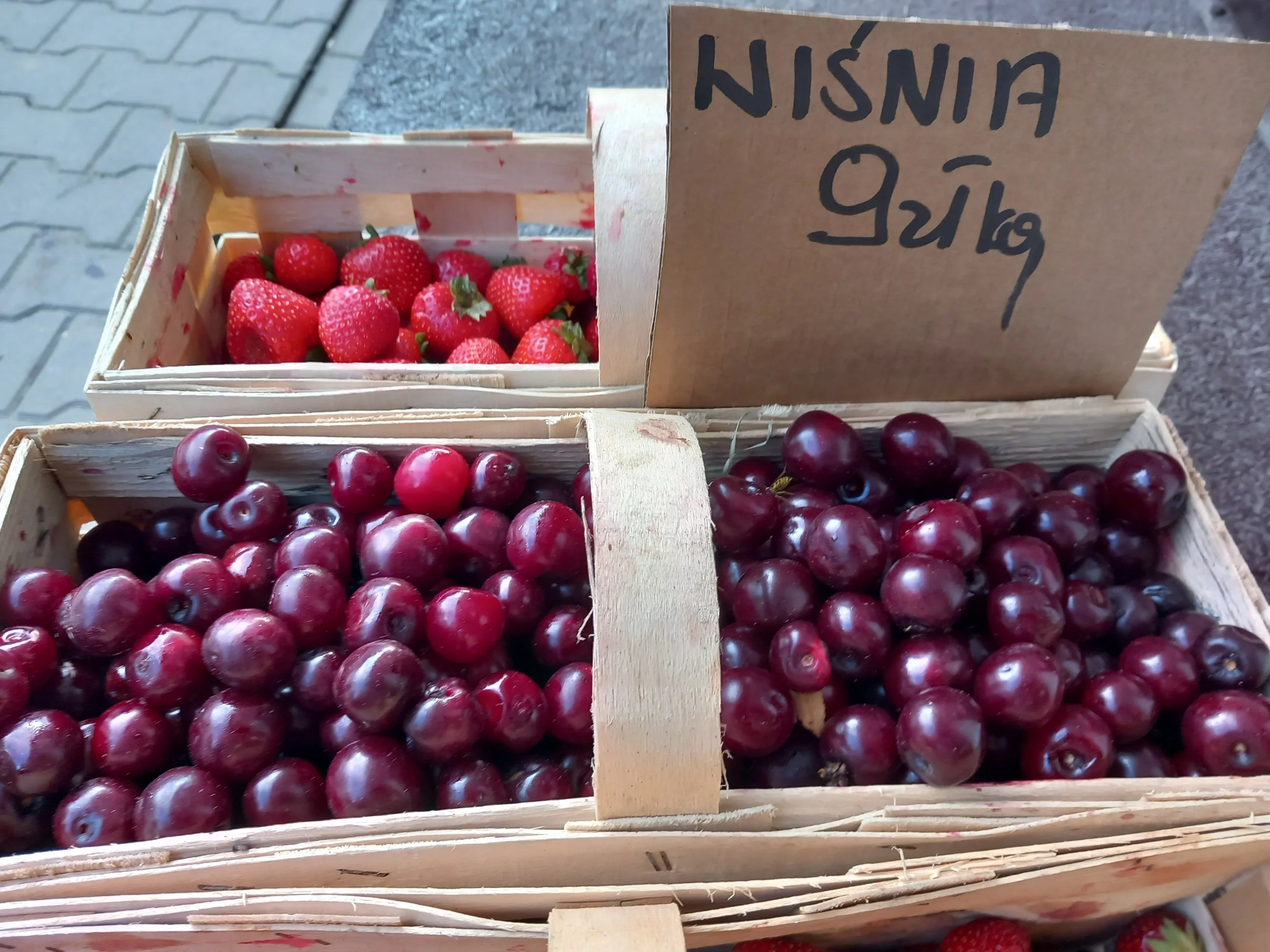 Ceny wiśni na lokalnym bazarze