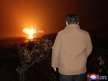 Kim Dzong Un nadzorujący wystrzelenie rakiety nośnej nowego typu