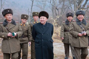 Kim Dzong Un wizytujący bazę wojskową