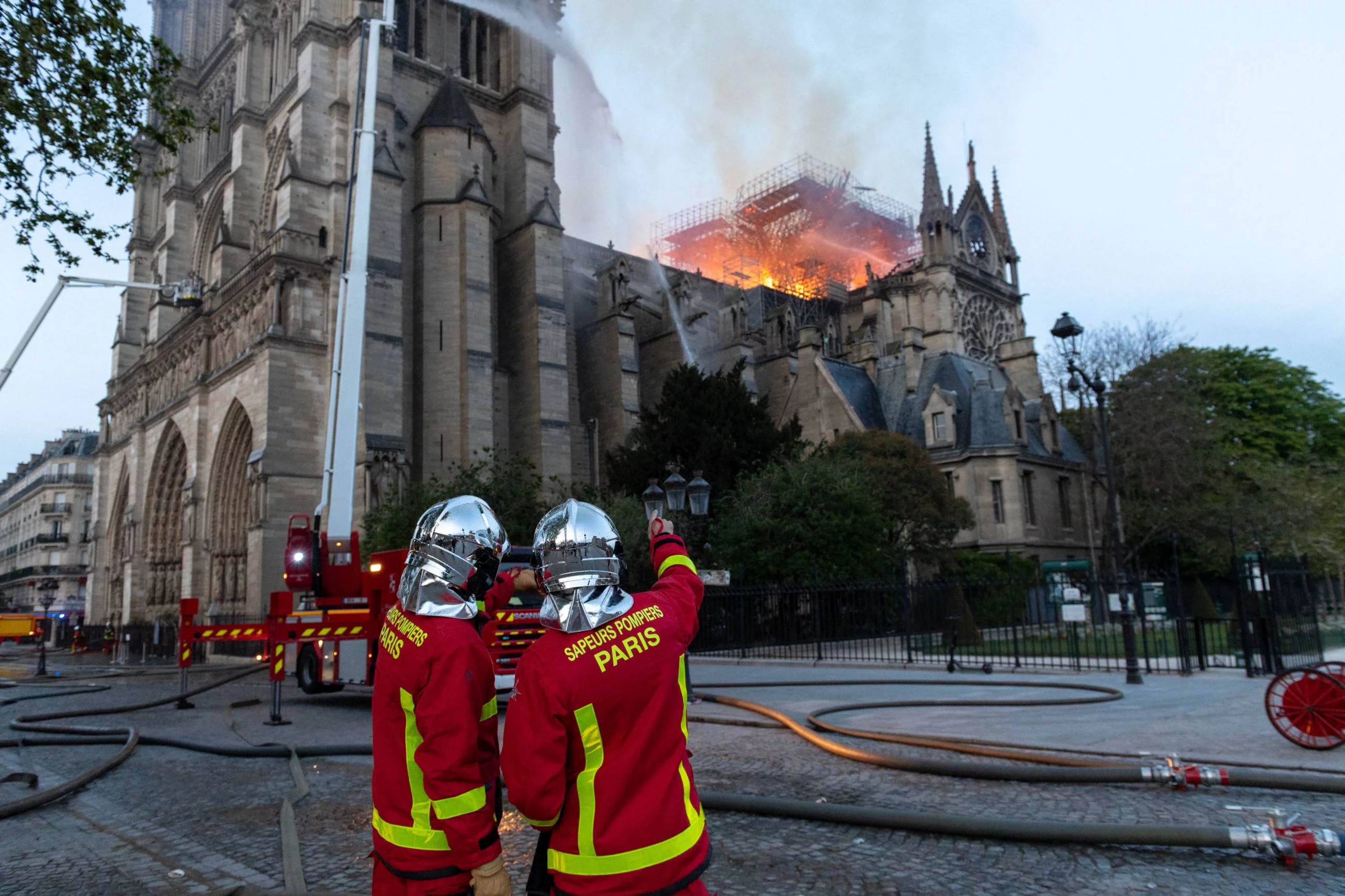 Paryska policja podczas pożaru katedry Notre Dame