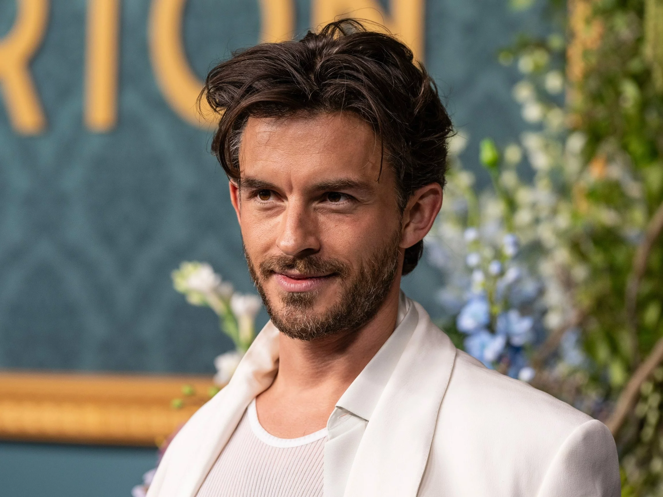 Najseksowniejszy mężczyzna 2025 roku ma tajemniczego partnera. Kim jest chłopak Jonathana Baileya?