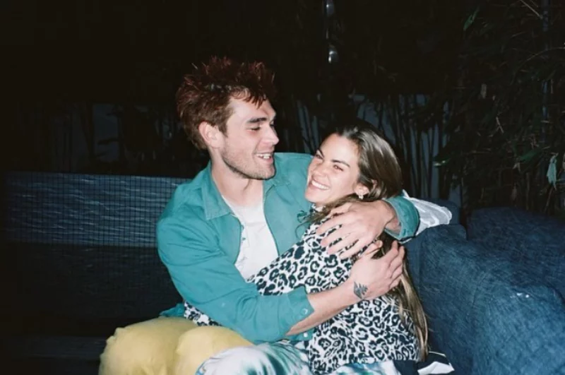 KJ Apa i Clara Berry