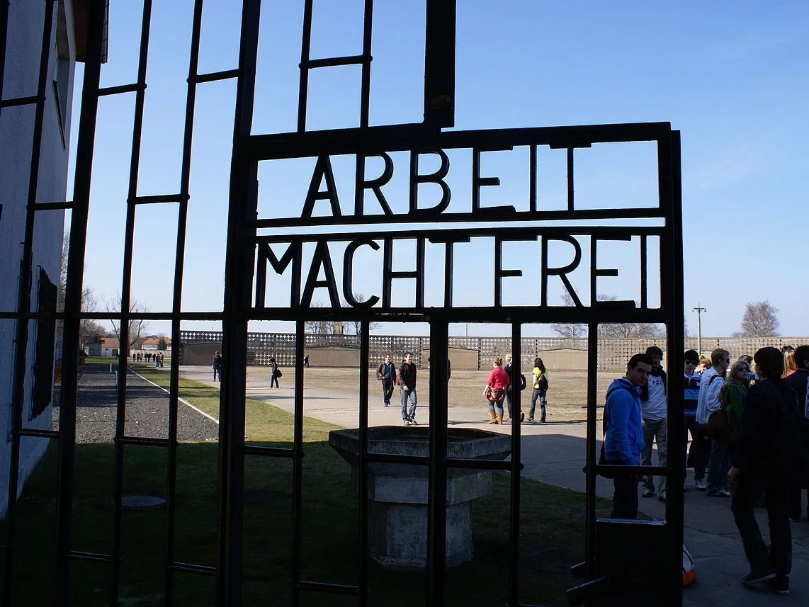 Jedna z bram, prowadzących na teren niemieckiego obozu Sachsenhausen. Tłumaczenie widocznego napisu brzmi: „Praca czyni wolnym”.