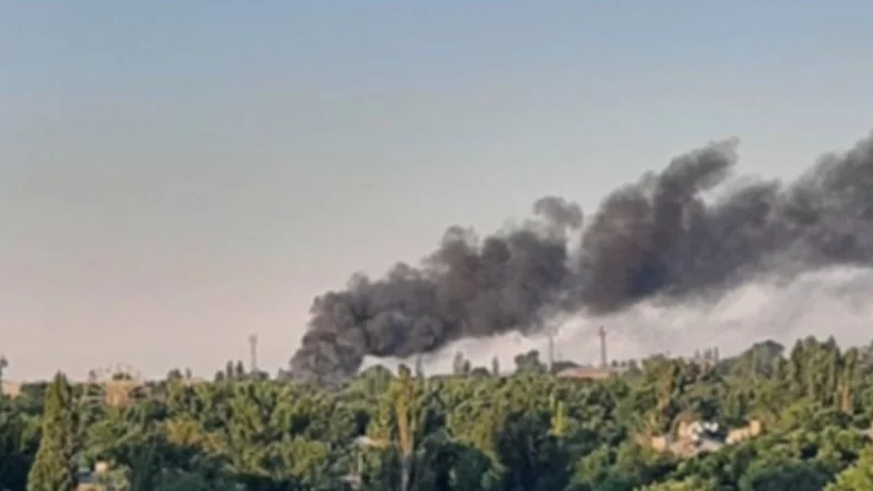 Kłęby czarnego dymu nad stadionem w Kadijiwce