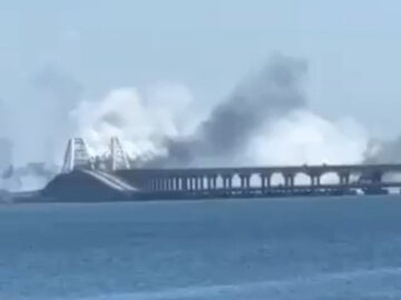Kłęby dymu w okolicy Mostu Krymskiego