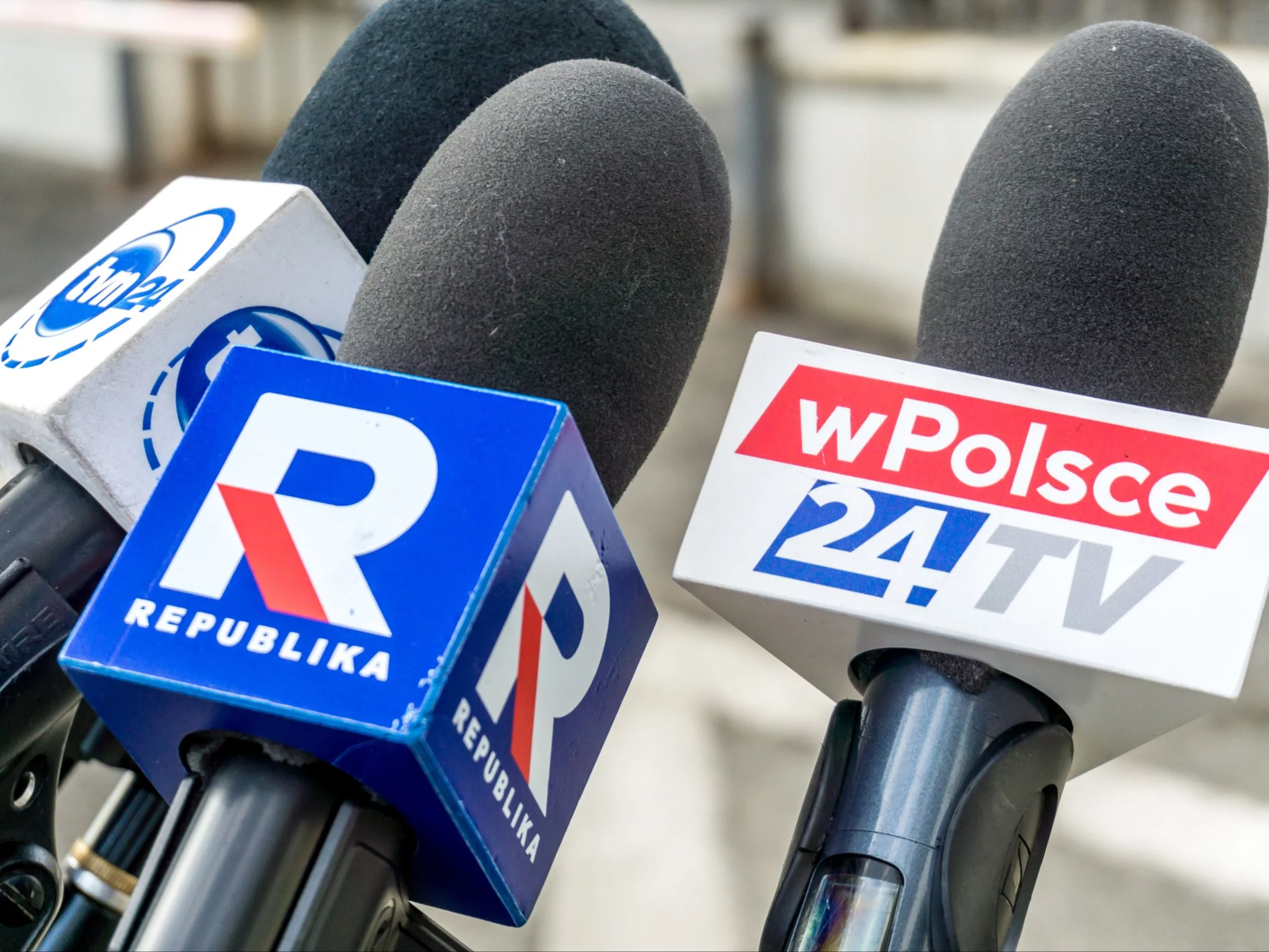 Kostki TVN24, TV Republika i wPolsce24 na mikrofonach