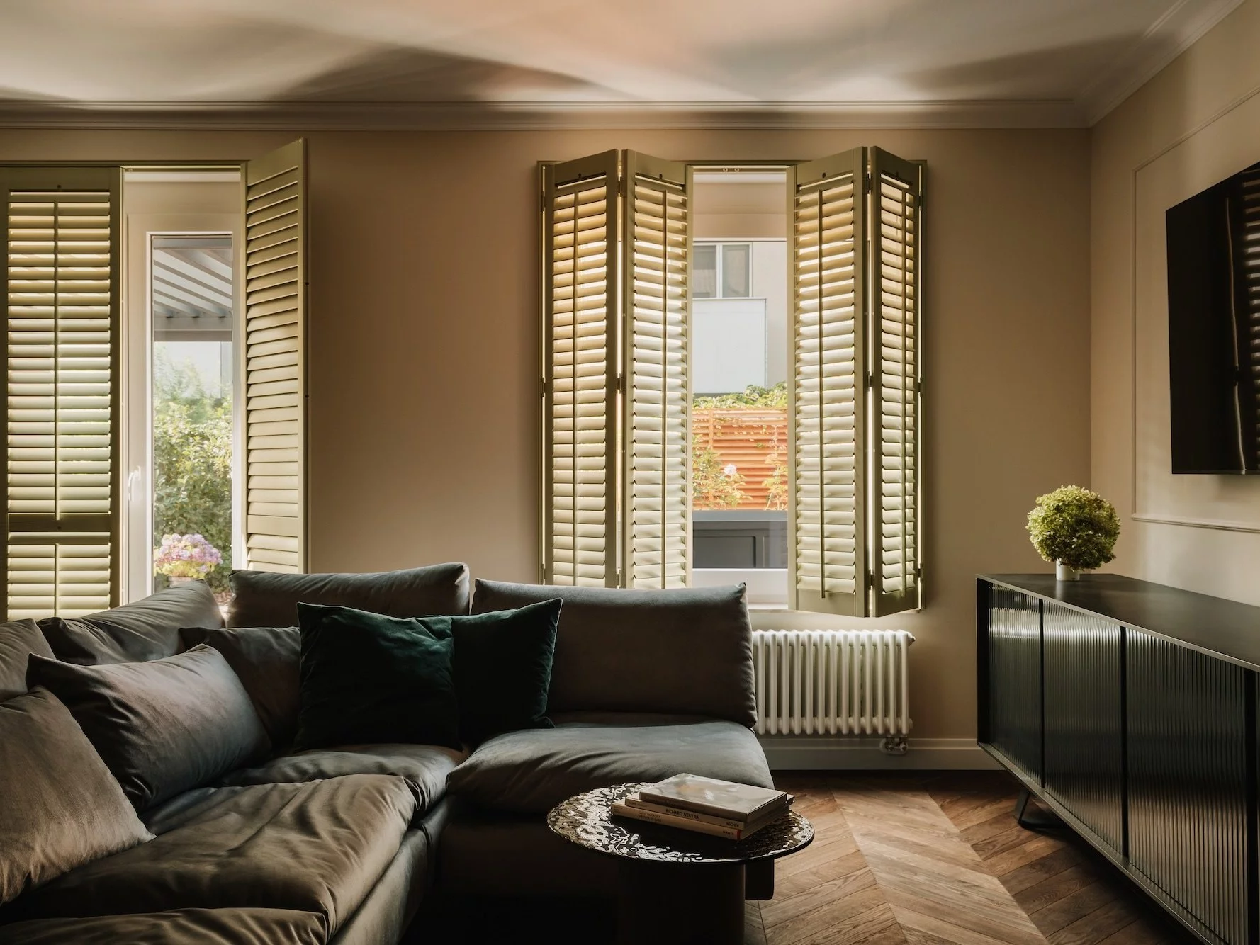 Ten apartament udowadnia, że kobiece wnętrze nie musi być jasne ani przewidywalne. Projekt pracowni Buduar łączy elegancję, funkcjonalność i wyrafinowany klimat