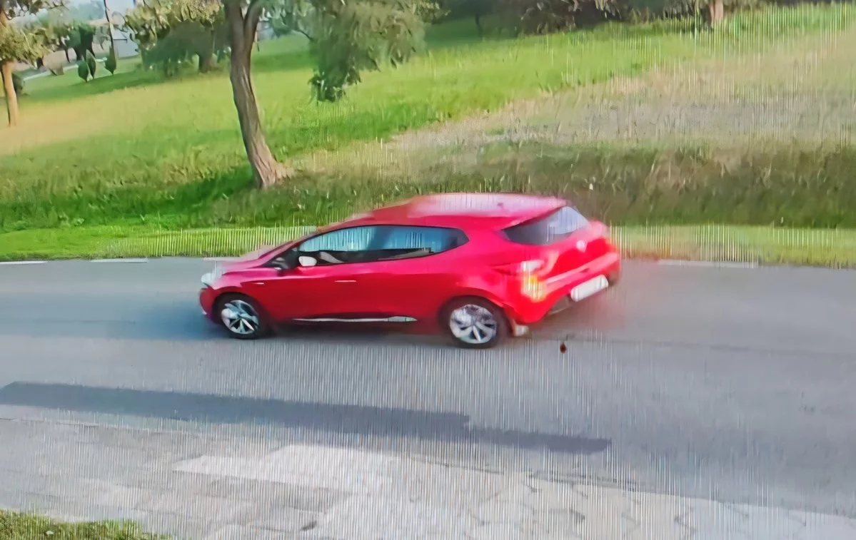 Czerwone renault clio potrąciło 12-letnią rowerzystkę w Kobiernie. Policja szuka świadków