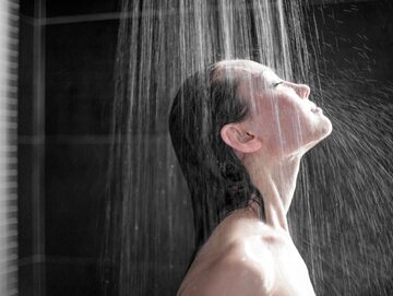 Kobieta biorąca prysznic
