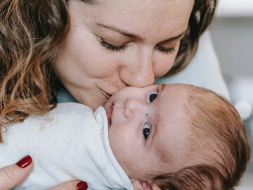 Kobieta całująca niemowlę