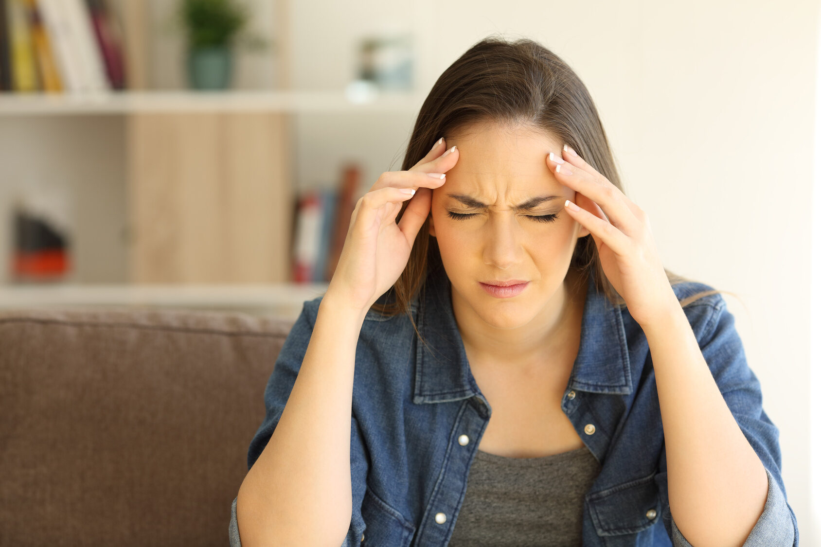Kobieta cierpi z powodu bólu głowy