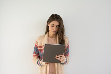 Kobieta czyta ebooka, zdjęcie ilustracyjne