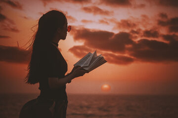 Kobieta czytająca książkę, zdjęcie ilustracyjne