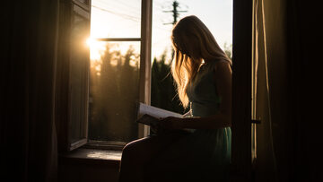 Kobieta czytająca książkę, zdjęcie ilustracyjne