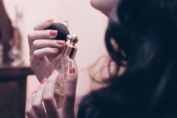 Kobieta i perfumy, zdjęcie ilustracyjne