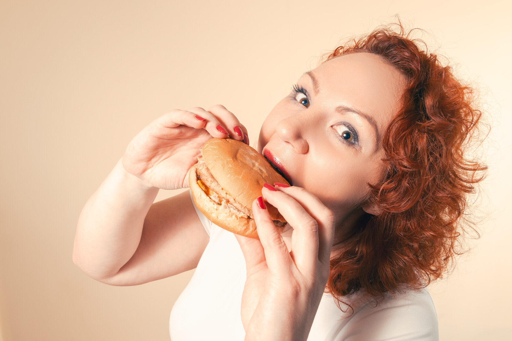 Kobieta jedząca hamburgera