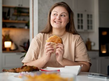 Kobieta jedząca hamburgera
