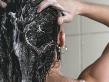 Kobieta myjąca włosy