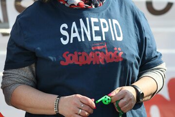 Kobieta na proteście w koszulce sanepidowskiej „Solidarności”