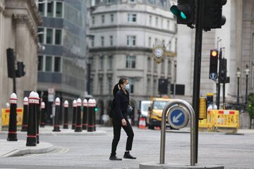 Kobieta na ulicy Londynu w trakcie pandemii koronawirusa