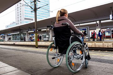 Kobieta na wózku inwalidzkim