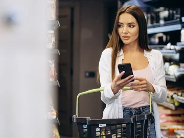 Kobieta na zakupach w supermarkecie, zdjęcie ilustracyjne