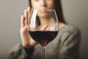 Kobieta odmawia wypicia wina
