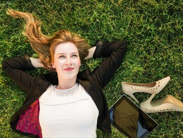 Kobieta odpoczywająca na trawie