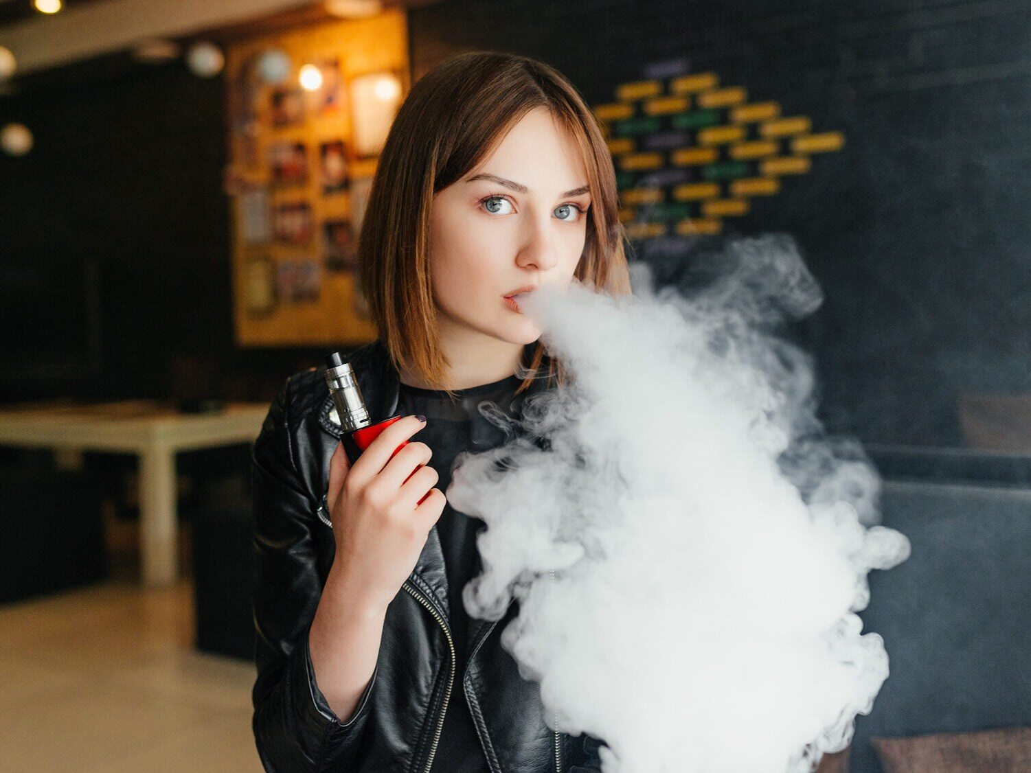 Kobieta paląca e-papierosa
