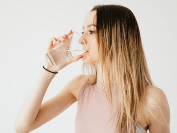 Kobieta pijąca wodę
