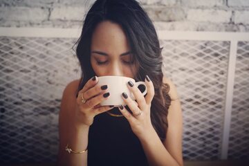 Kobieta pije kawę