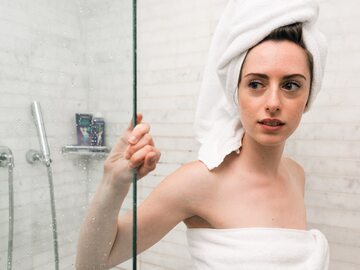 Kobieta po prysznicu