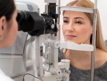 Kobieta podczas badania okulistycznego