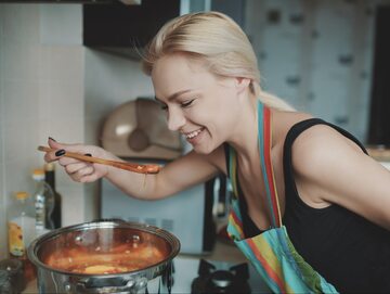 Kobieta podczas gotowania