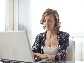 Kobieta siedząca przed komputerem