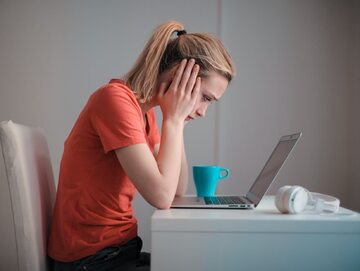 Kobieta siedząca przy komputerze