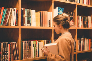 Kobieta w bibliotece, zdjęcie ilustracyjne