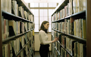 Kobieta w bibliotece, zdjęcie ilustracyjne