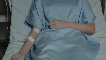 Kobieta w łóżku szpitalnym, zdjęcie ilustracyjne