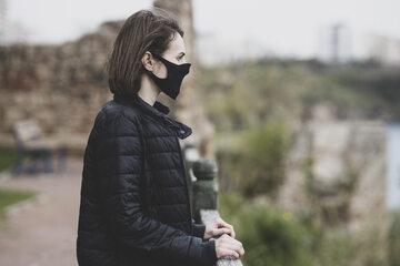 Kobieta w masce ochronnej, zdjęcie ilustracyjne