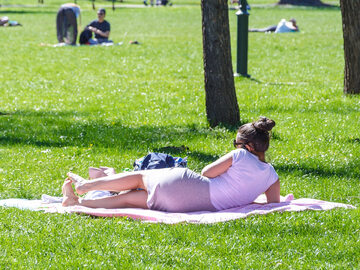 Kobieta w parku, zdjęcie ilustracyjne