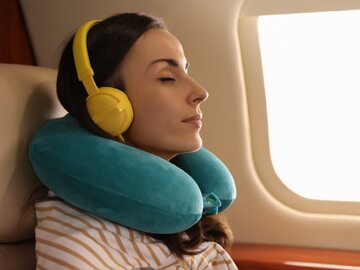 Kobieta w słuchawkach w samolocie