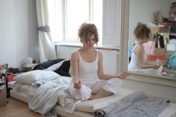 Kobieta w trakcie medytacji