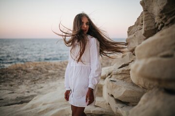 Kobieta z długimi włosami na plaży