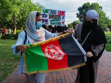 Kobieta z flagą Afganistanu