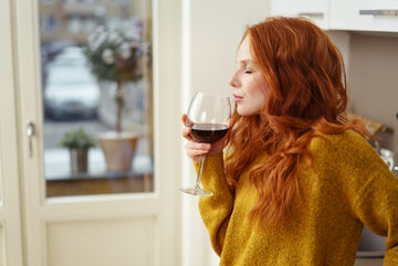 Kobieta z kieliszkiem wina