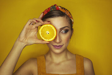 Kobieta z plasterkiem pomarańczy, zdjęcie ilustracyjne