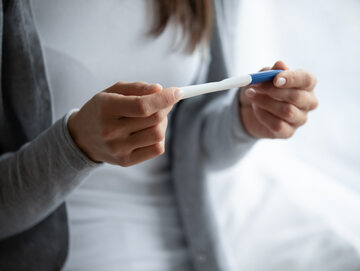 Kobieta z testem ciążowym, zdjęcie ilustracyjne